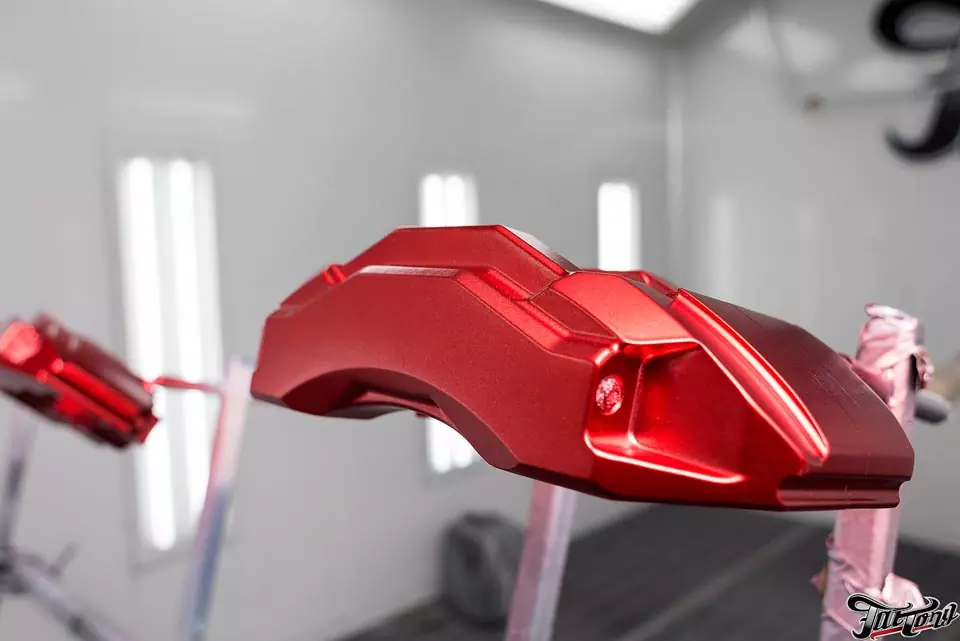 Окрас суппортов High Performance Brakes в красный Кэнди с нанесением логотипа.